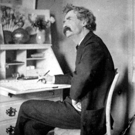 Mark Twain escribiendo